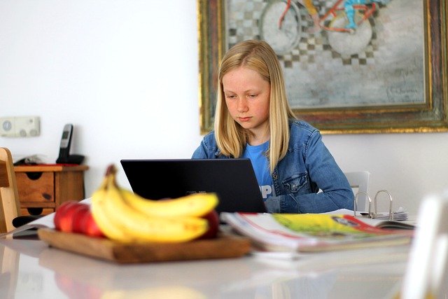 enfant generation z sur ordinateur
