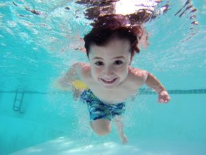 enfant nageant en piscine