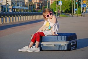 enfant sur valise en vacances