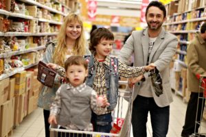 famille en supermarché