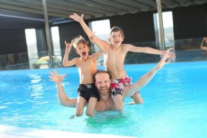 famille en piscine vacances